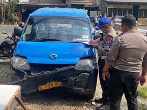 Angkot Oleng Tabrak Mobil-Motor dari Arah Berlawanan di Depok, 1 Pemotor Luka