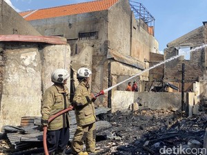 8 Rumah di Kampung Inggris-Kulitan Semarang Terbakar, 10 Damkar Dikerahkan