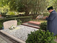 Prabowo Ziarah ke Makam Kakek & Nenek di Sela Kunker ke Belanda