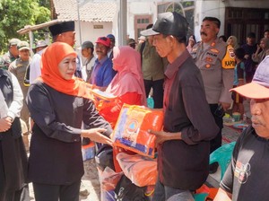 Gubernur Khofifah Serahkan Bantuan ke Warga Terdampak Gempa di Situbondo