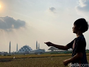 Akhir Pekan Menyenangkan Jalan SOR GBLA: Senja, Layangan, dan Cuan