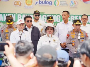 Menko Zulhas Temani Kapolri Panen Raya Jagung Serentak di OKU Timur