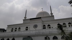 Pesona Masjid Agung Al-Azhar, Ruangnya Penuh Cahaya dan Jendela Besar
