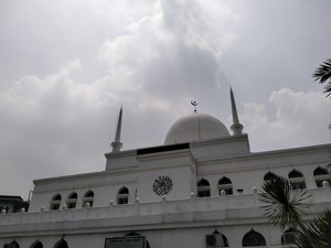 Pesona Masjid Agung Al-Azhar, Ruangnya Penuh Cahaya dan Jendela Besar