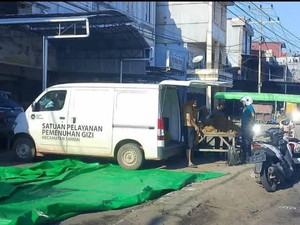 Mobil Bertulisan SPPG Sandai Dipakai Jualan Buah