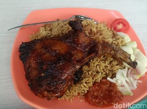 Warung Nasi Mandhi di Probolinggo Ini Sajikan Lalapan Bebek dan Ayam