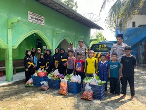 Kompak Warga-Polisi Kebumen Berbagi Pakai Mobil Patroli
