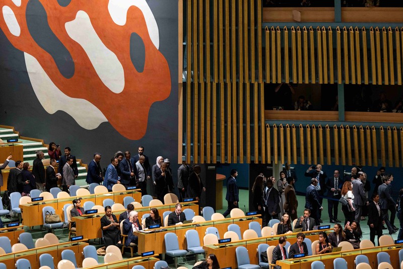 A screen displays Israeli Prime Minister Benjamin Netanyahu during his address, at the 80th United Nations General Assembly (UNGA) at U.N. headquarters in New York City, U.S., September 26, 2025. REUTERS/Jeenah Moon