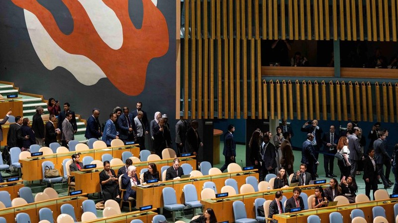 A screen displays Israeli Prime Minister Benjamin Netanyahu during his address, at the 80th United Nations General Assembly (UNGA) at U.N. headquarters in New York City, U.S., September 26, 2025. REUTERS/Jeenah Moon