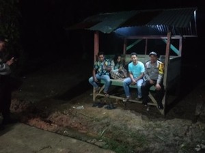 Polisi dan Siskamling Desa Bono Tapung Rohul Patroli Malam Keliling Kampung