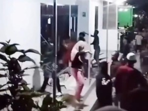 Viral Warga Rusak Rumah Guru Ngaji di Batam, Diduga gegara Cabuli Muridnya