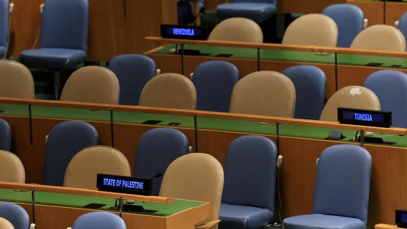 A screen displays Israeli Prime Minister Benjamin Netanyahu during his address, at the 80th United Nations General Assembly (UNGA) at U.N. headquarters in New York City, U.S., September 26, 2025. REUTERS/Jeenah Moon