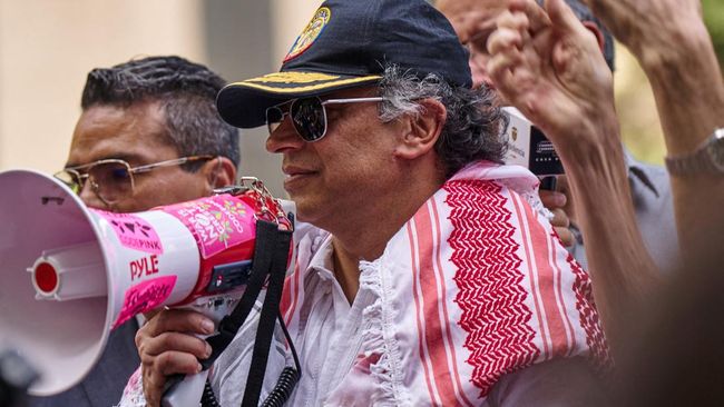 UN-ASSEMBLY/COLOMBIA Presiden Kolombia Gustavo Petro berpidato di hadapan demonstran pro-Palestina di Plaza Dag Hammarskjold di luar markas besar PBB selama Sidang Umum PBB ke-80 di New York City, AS, 26 September 2025. REUTERS/Bing Guan