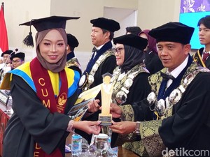 Keren! Risma Anak Buruh Lepas Lulus dari Untidar dengan IPK 3,95