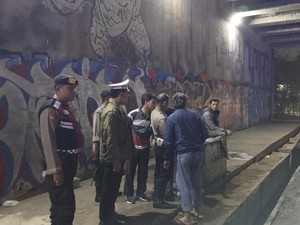 Polisi Cek Viral ABG Acungkan Celurit Tawuran di Kolong Tol Krukut Depok