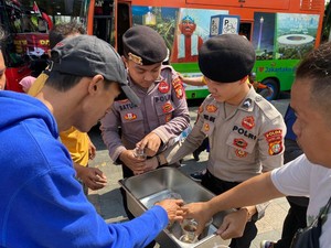 Polda Metro Bagi-bagi Sarapan Gratis di CFD Bundaran HI
