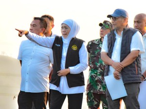 Kerahkan 2 Ekskavator, Khofifah Gercep Cegah Banjir di Sungai Selowogo