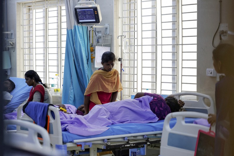 Kerabat berkumpul di depan kamar mayat Karur Government Medical College untuk menerima jenazah korban menyusul insiden terinjak-injak pada rapat umum kampanye pemilu yang diadakan oleh Tamilaga Vettri Kazhagam, di distrik Karur, Tamil Nadu, India, 28 September 2025. REUTERS/Priyanshu Singh