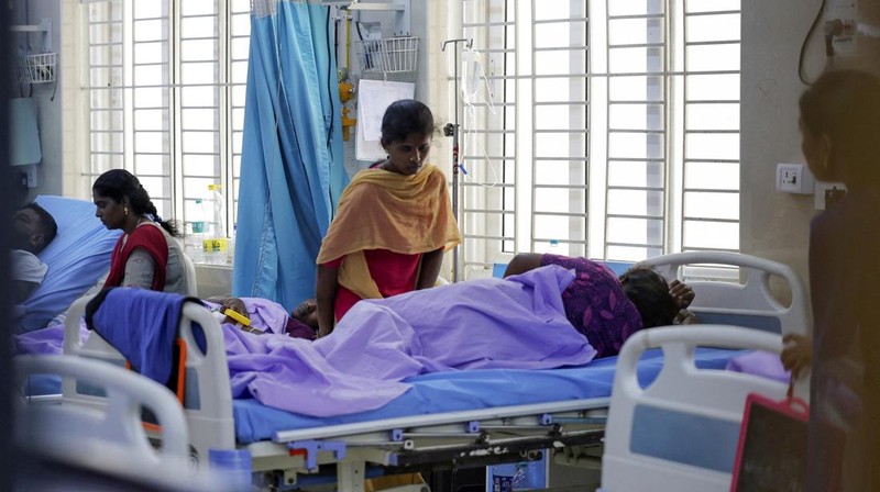Kerabat berkumpul di depan kamar mayat Karur Government Medical College untuk menerima jenazah korban menyusul insiden terinjak-injak pada rapat umum kampanye pemilu yang diadakan oleh Tamilaga Vettri Kazhagam, di distrik Karur, Tamil Nadu, India, 28 September 2025. REUTERS/Priyanshu Singh