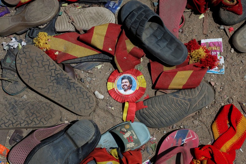 Kerabat berkumpul di depan kamar mayat Karur Government Medical College untuk menerima jenazah korban menyusul insiden terinjak-injak pada rapat umum kampanye pemilu yang diadakan oleh Tamilaga Vettri Kazhagam, di distrik Karur, Tamil Nadu, India, 28 September 2025. REUTERS/Priyanshu Singh