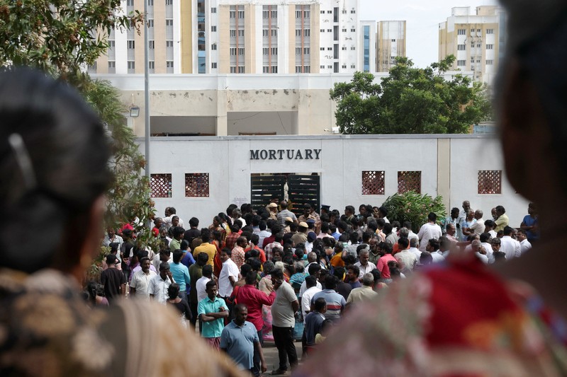 Kerabat berkumpul di depan kamar mayat Karur Government Medical College untuk menerima jenazah korban menyusul insiden terinjak-injak pada rapat umum kampanye pemilu yang diadakan oleh Tamilaga Vettri Kazhagam, di distrik Karur, Tamil Nadu, India, 28 September 2025. REUTERS/Priyanshu Singh