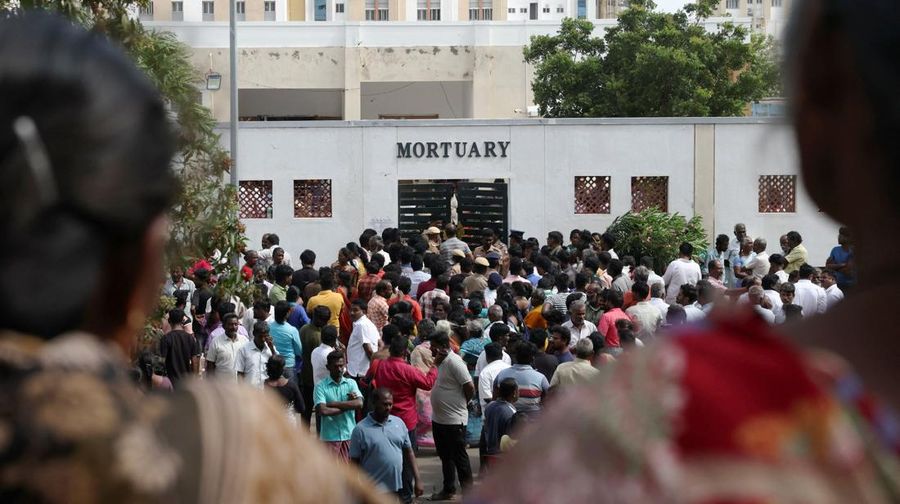 Kerabat berkumpul di depan kamar mayat Karur Government Medical College untuk menerima jenazah korban menyusul insiden terinjak-injak pada rapat umum kampanye pemilu yang diadakan oleh Tamilaga Vettri Kazhagam, di distrik Karur, Tamil Nadu, India, 28 September 2025. REUTERS/Priyanshu Singh