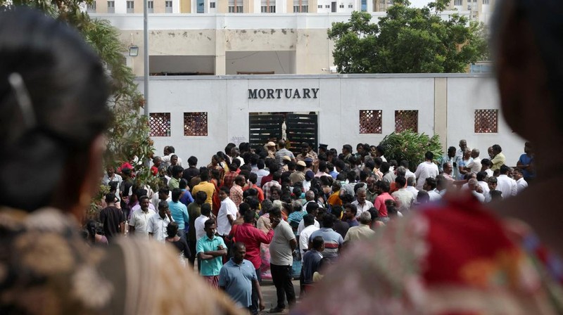 Kerabat berkumpul di depan kamar mayat Karur Government Medical College untuk menerima jenazah korban menyusul insiden terinjak-injak pada rapat umum kampanye pemilu yang diadakan oleh Tamilaga Vettri Kazhagam, di distrik Karur, Tamil Nadu, India, 28 September 2025. REUTERS/Priyanshu Singh