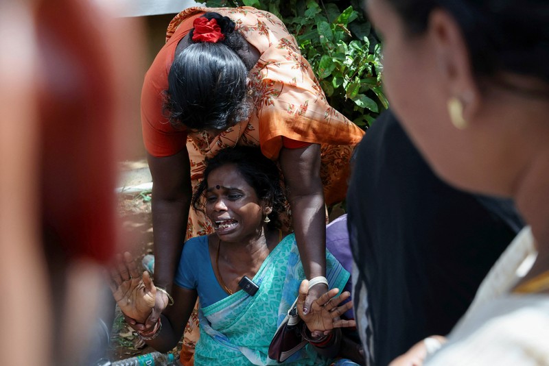 INDIA-ACCIDENT/ Kerabat berkumpul di depan kamar mayat Karur Government Medical College untuk menerima jenazah korban menyusul insiden terinjak-injak pada rapat umum kampanye pemilu yang diadakan oleh Tamilaga Vettri Kazhagam, di distrik Karur, Tamil Nadu, India, 28 September 2025. REUTERS/Priyanshu Singh