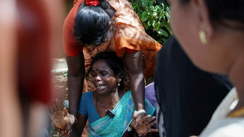 Kerabat berkumpul di depan kamar mayat Karur Government Medical College untuk menerima jenazah korban menyusul insiden terinjak-injak pada rapat umum kampanye pemilu yang diadakan oleh Tamilaga Vettri Kazhagam, di distrik Karur, Tamil Nadu, India, 28 September 2025. REUTERS/Priyanshu Singh