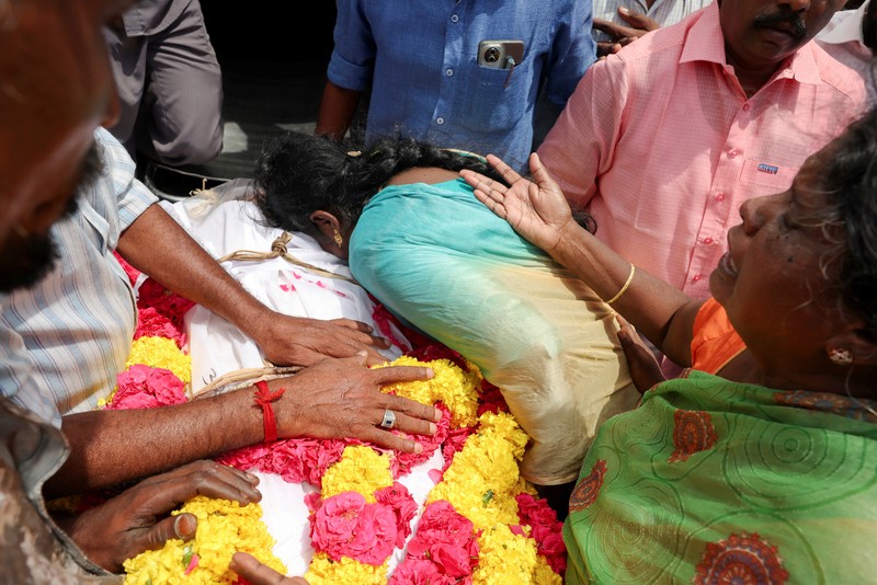Kerabat berkumpul di depan kamar mayat Karur Government Medical College untuk menerima jenazah korban menyusul insiden terinjak-injak pada rapat umum kampanye pemilu yang diadakan oleh Tamilaga Vettri Kazhagam, di distrik Karur, Tamil Nadu, India, 28 September 2025. REUTERS/Priyanshu Singh