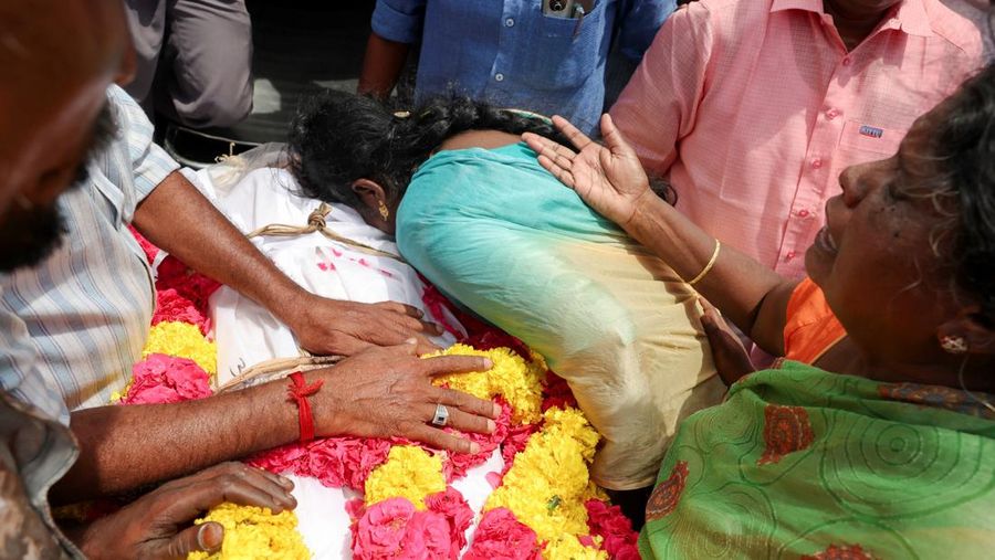 Kerabat berkumpul di depan kamar mayat Karur Government Medical College untuk menerima jenazah korban menyusul insiden terinjak-injak pada rapat umum kampanye pemilu yang diadakan oleh Tamilaga Vettri Kazhagam, di distrik Karur, Tamil Nadu, India, 28 September 2025. REUTERS/Priyanshu Singh