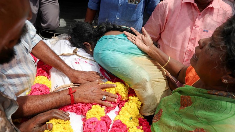 Kerabat berkumpul di depan kamar mayat Karur Government Medical College untuk menerima jenazah korban menyusul insiden terinjak-injak pada rapat umum kampanye pemilu yang diadakan oleh Tamilaga Vettri Kazhagam, di distrik Karur, Tamil Nadu, India, 28 September 2025. REUTERS/Priyanshu Singh