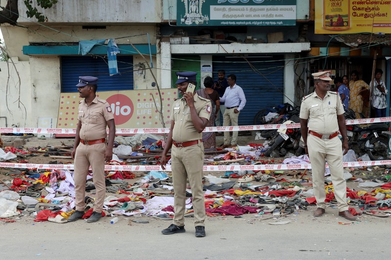 Kerabat berkumpul di depan kamar mayat Karur Government Medical College untuk menerima jenazah korban menyusul insiden terinjak-injak pada rapat umum kampanye pemilu yang diadakan oleh Tamilaga Vettri Kazhagam, di distrik Karur, Tamil Nadu, India, 28 September 2025. REUTERS/Priyanshu Singh