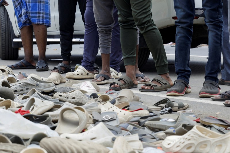 INDIA-ACCIDENT/ Kerabat berkumpul di depan kamar mayat Karur Government Medical College untuk menerima jenazah korban menyusul insiden terinjak-injak pada rapat umum kampanye pemilu yang diadakan oleh Tamilaga Vettri Kazhagam, di distrik Karur, Tamil Nadu, India, 28 September 2025. REUTERS/Priyanshu Singh
