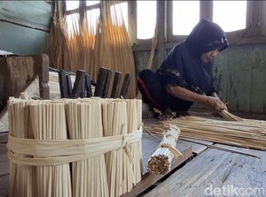 Melihat Kampung Perajin Rokok Nipah di Pinggir Sungai Musi Palembang