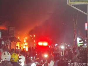 6 Ruko Ludes Terbakar hingga Sebabkan Macet di Jalur Cirebon-Majalengka