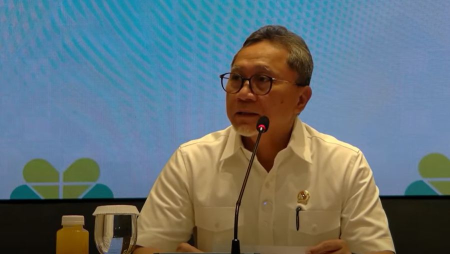 Menko Bidang Pangan Zulkifli Hasan dalam Konferensi Pers Penanggulangan KLB pada Program Prioritas Makan Bergizi Gratis. (Tangkapan Layar Youtube)