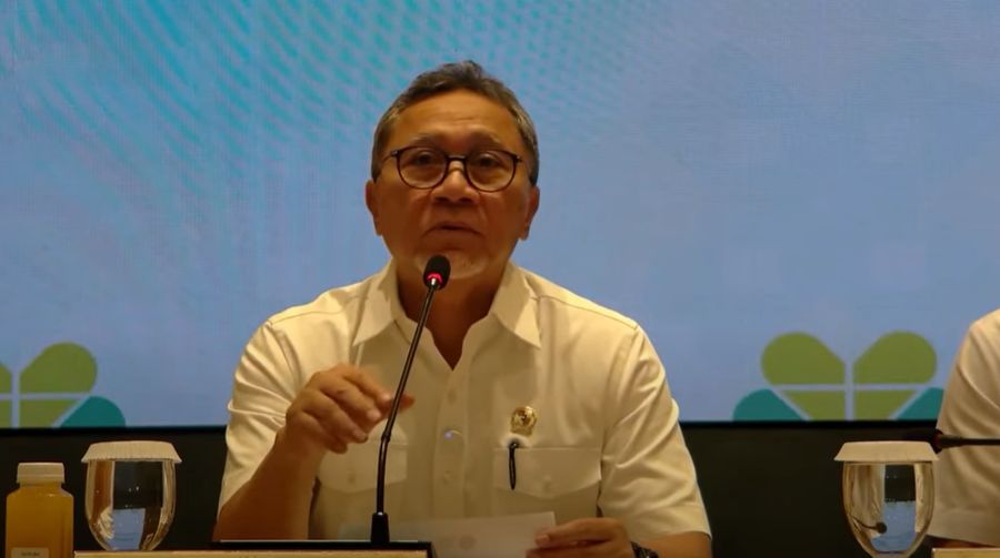 Menko Bidang Pangan Zulkifli Hasan dalam Konferensi Pers Penanggulangan KLB pada Program Prioritas Makan Bergizi Gratis. (Tangkapan Layar Youtube)