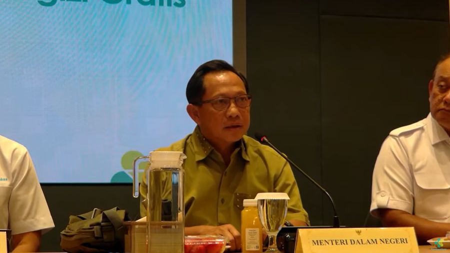 Menteri Dalam Negeri Tito Karnavian dalam Konferensi Pers Penanggulangan KLB pada Program Prioritas Makan Bergizi Gratis. (Tangkapan Layar Youtube)