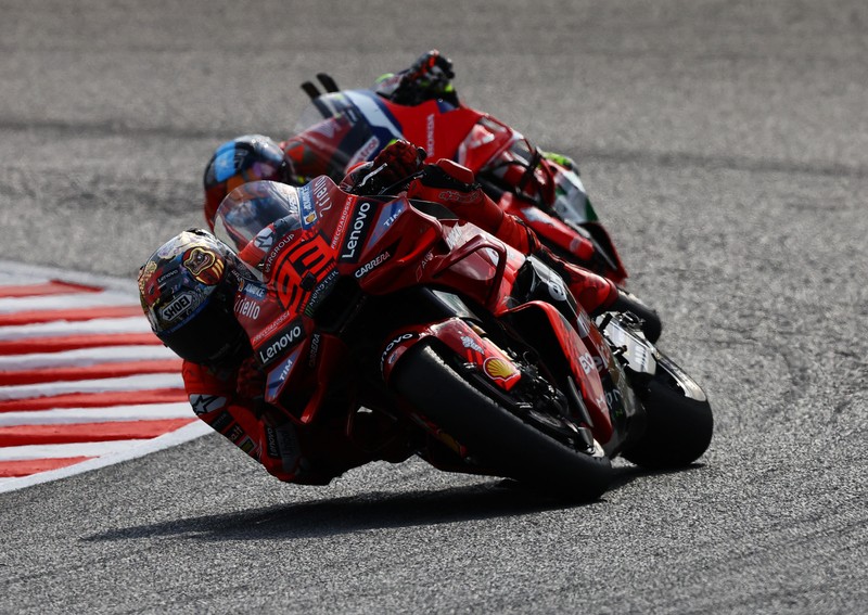 Tim Ducati Lenovo Marc Marquez selebrsi usai memenangkan podium sekaligus mencatat juara dunia 2025 dalam MotoGP, Grand Prix Jepang Mobility Resort Motegi, Motegi, Jepang, 28 September 2025. REUTERS/Kim Kyung-Hoon