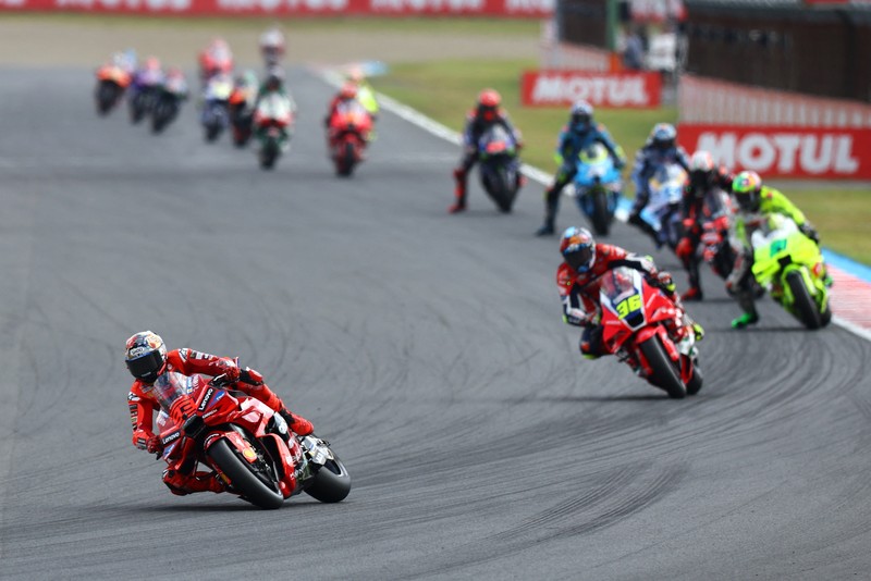 Tim Ducati Lenovo Marc Marquez selebrsi usai memenangkan podium sekaligus mencatat juara dunia 2025 dalam MotoGP, Grand Prix Jepang Mobility Resort Motegi, Motegi, Jepang, 28 September 2025. REUTERS/Kim Kyung-Hoon