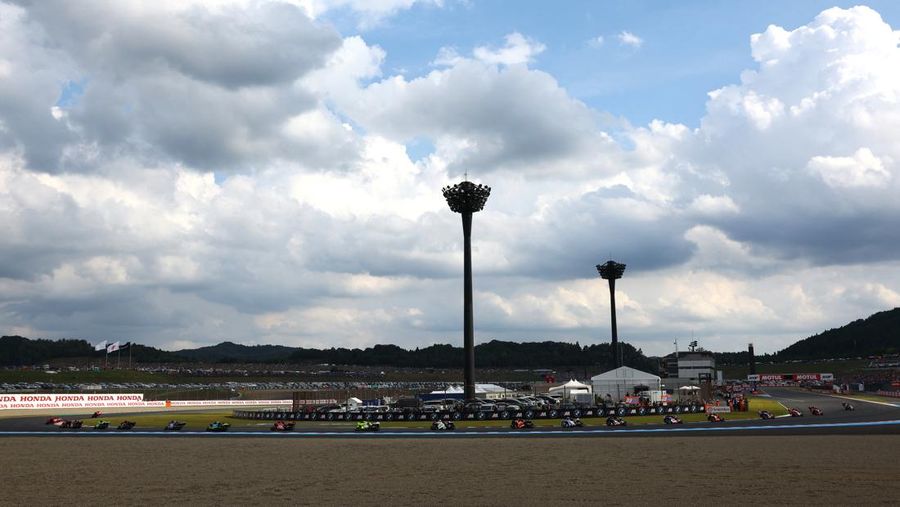 MOTOR-MOTOGP-JAPAN/ Tim Ducati Lenovo Marc Marquez selebrsi usai memenangkan podium sekaligus mencatat juara dunia 2025 dalam MotoGP, Grand Prix Jepang Mobility Resort Motegi, Motegi, Jepang, 28 September 2025. REUTERS/Kim Kyung-Hoon