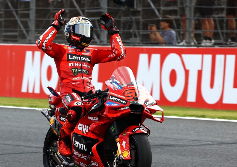 Tim Ducati Lenovo Marc Marquez selebrsi usai memenangkan podium sekaligus mencatat juara dunia 2025 dalam MotoGP, Grand Prix Jepang Mobility Resort Motegi, Motegi, Jepang, 28 September 2025. REUTERS/Kim Kyung-Hoon