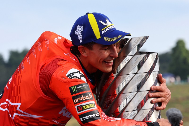 Tim Ducati Lenovo Marc Marquez selebrsi usai memenangkan podium sekaligus mencatat juara dunia 2025 dalam MotoGP, Grand Prix Jepang Mobility Resort Motegi, Motegi, Jepang, 28 September 2025. REUTERS/Kim Kyung-Hoon