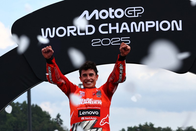 Tim Ducati Lenovo Marc Marquez selebrsi usai memenangkan podium sekaligus mencatat juara dunia 2025 dalam MotoGP, Grand Prix Jepang Mobility Resort Motegi, Motegi, Jepang, 28 September 2025. REUTERS/Kim Kyung-Hoon