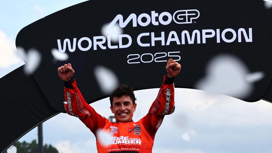 MOTOR-MOTOGP-JAPAN/ Tim Ducati Lenovo Marc Marquez selebrsi usai memenangkan podium sekaligus mencatat juara dunia 2025 dalam MotoGP, Grand Prix Jepang Mobility Resort Motegi, Motegi, Jepang, 28 September 2025. REUTERS/Kim Kyung-Hoon