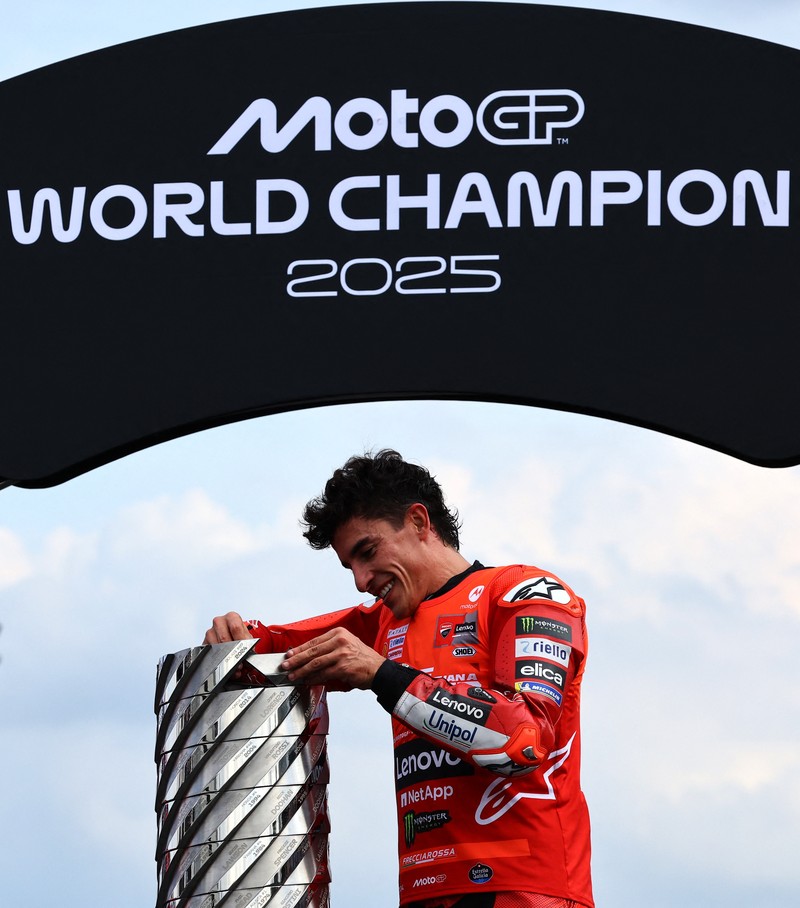 Tim Ducati Lenovo Marc Marquez selebrsi usai memenangkan podium sekaligus mencatat juara dunia 2025 dalam MotoGP, Grand Prix Jepang Mobility Resort Motegi, Motegi, Jepang, 28 September 2025. REUTERS/Kim Kyung-Hoon