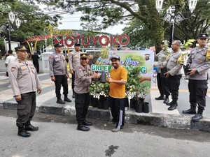 Polisi di Siak Tebar Puluhan Bibit Pohon Hijaukan Car Free Day