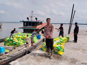 Polres Meranti Distribusikan 50 Ton Beras SPHP ke Masyarakat di Pesisir
