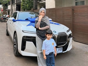 Ria Ricis Ajak Moana Liburan ke Pantai Saat Lebaran
